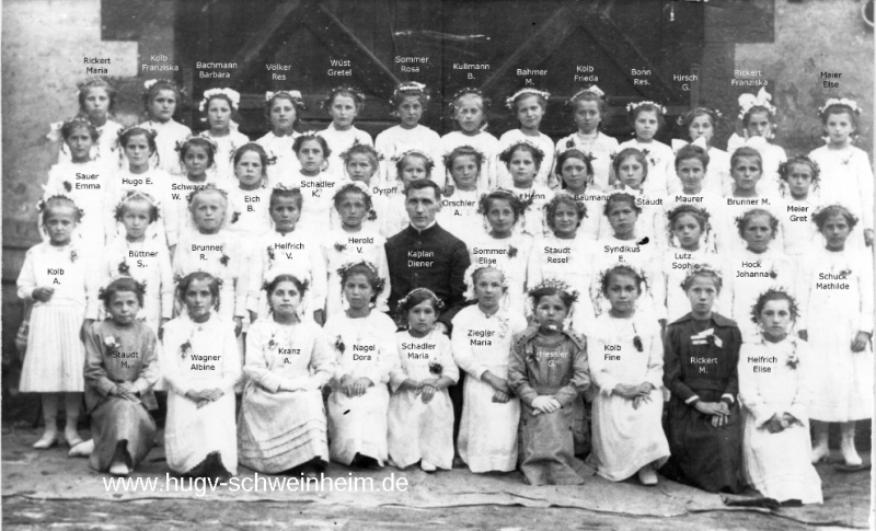 JG 1908/09 Kommunion Mädchen mit Kaplan Diener